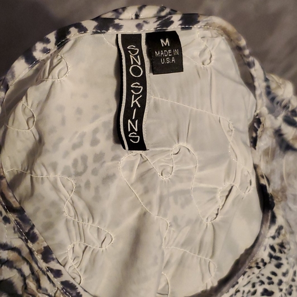 Sno Skins White Animal Print Blouse Sz MD - Picture 7 of 7